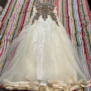 Wedding/party Dress BRAND NEW, Size Medium Floor Length Gown
Condition is "New”